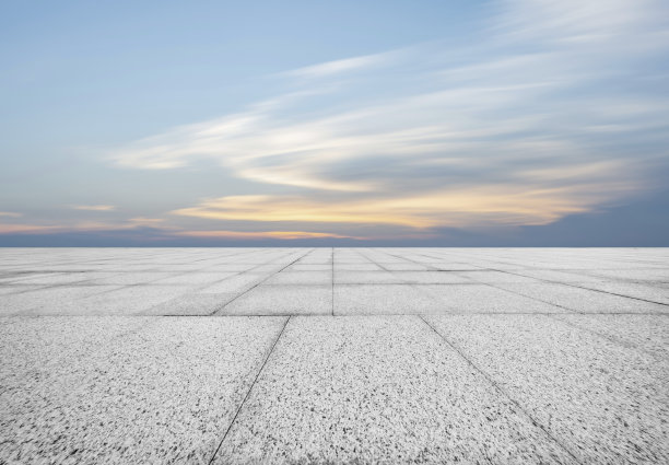 城市空旷的广场和蓝色的天际线图片下载