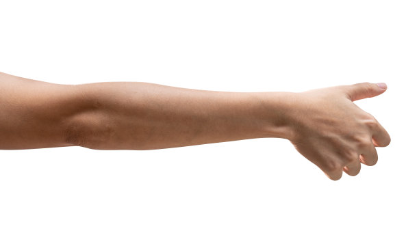 孤立的女人手里拿着瓶子或罐头之类的东西。图片下载