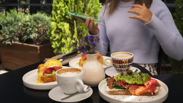 咖啡馆里拿着电话的女孩图片下载