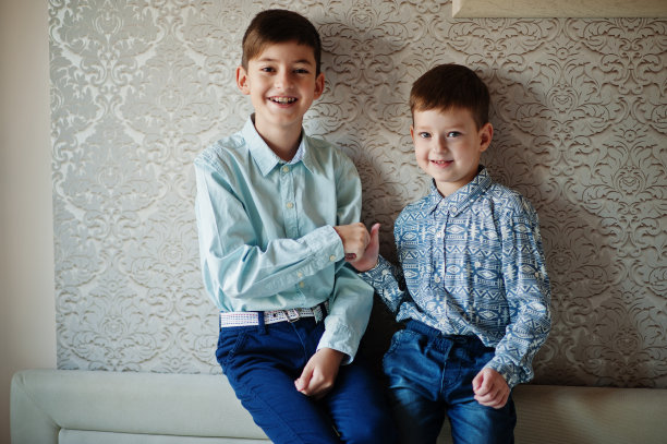 两兄弟用手指玩手游戏。图片下载