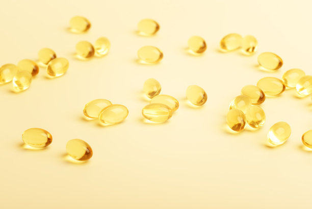 欧米茄3鱼油胶囊在彩色背景上。图片下载