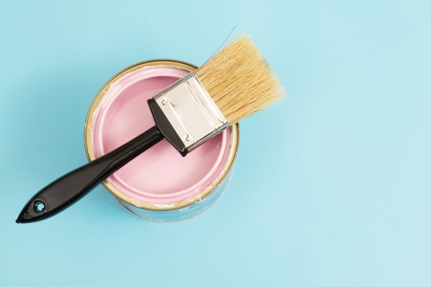 为房间增加光线以弥补曝光选择将墙壁漆成柔和、温暖的色调，如鸭蛋壳蓝。黄色的樱草花或甜粉红色图片下载