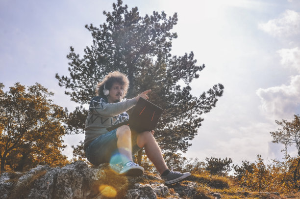 自由职业者在自然中进行视频通话图片下载
