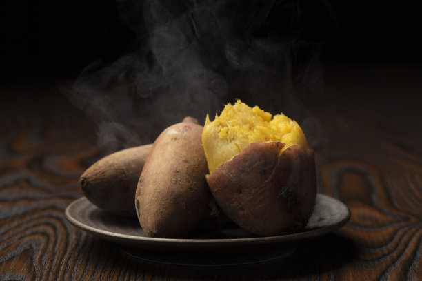 日本烤红薯。Ishiyakiimo。图片下载