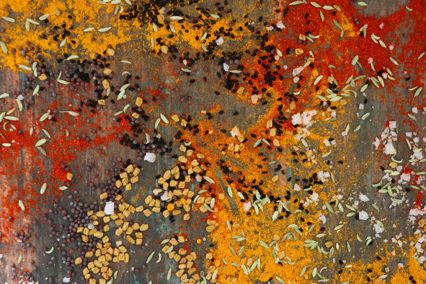 图片上满是香料和矿物质成分，调味品，姜黄粉，黑根洋葱种子，红辣椒粉，胡芦巴粉，腌渍盐和芥菜种子，木纹背景，高视野图片下载