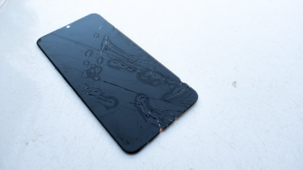 摔碎的手机屏幕在地板上图片下载
