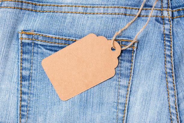 手工空白标签上的牛仔裤背景，销售和折扣的概念，复制空间图片下载