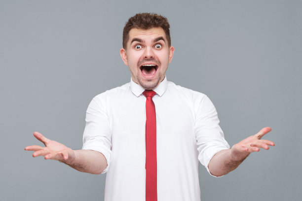 一名男子目瞪口呆地站在那里，张大嘴巴，举起双臂看着摄像机图片下载