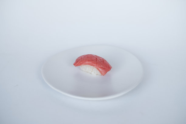 生金枪鱼寿司手握寿司放在白色的盘子里。图片下载