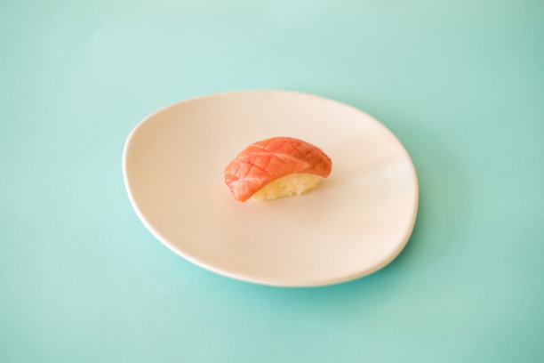 生金枪鱼寿司手握寿司放在白色的盘子里。图片下载