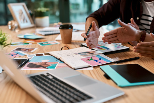 两名不知名的商务人士坐在一起，在办公室里用宝丽来相机开会图片下载