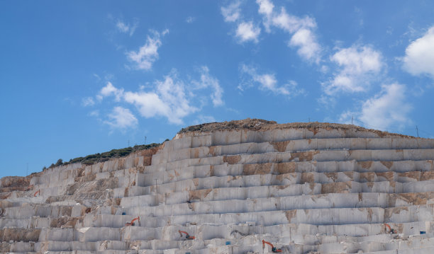 挖掘机正在大理石采石场工作图片下载