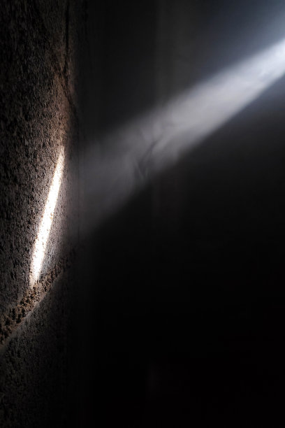 反射在煤渣砖墙上的光束图片下载