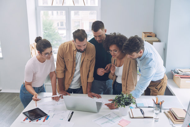 俯视图中自信的年轻人穿着时髦的休闲装讨论业务图片下载