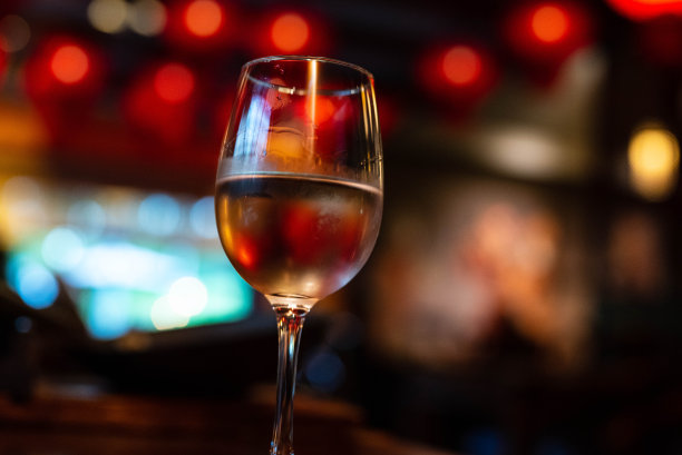 餐厅里的白玫瑰葡萄酒，背景装饰模糊图片下载