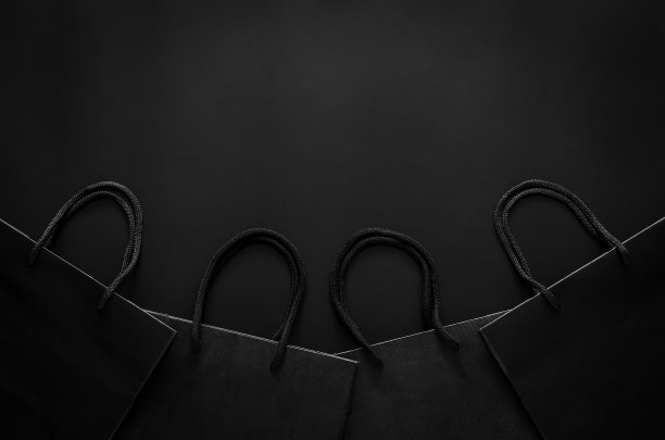 黑色背景上的黑色购物纸袋图片下载