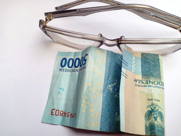 印度尼西亚共和国的玻璃和钞票图片下载