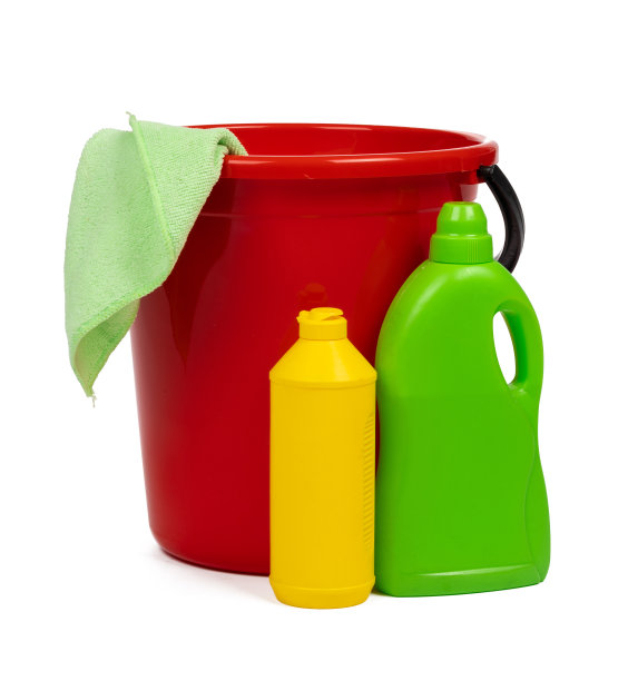 清洁工具和红色桶孤立在白色背景图片下载