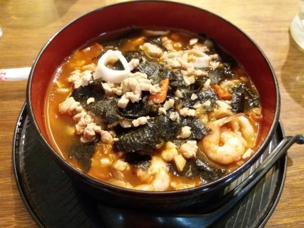 一碗热腾腾的美味海鲜汤。图片下载