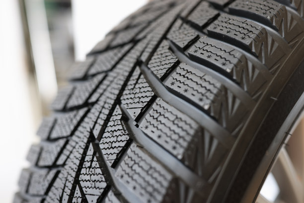 汽车轮胎与不同的胎面印近距离图片下载