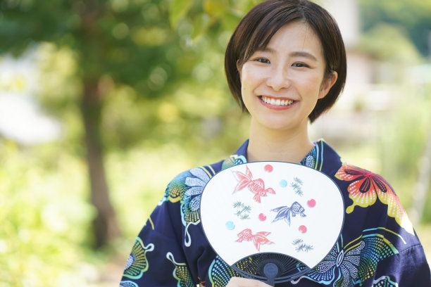 汤田女子微笑着图片下载