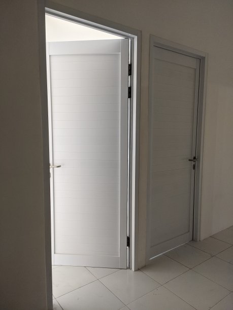 白色极简铝门图片下载