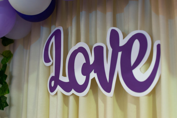 高清库存摄影的装饰品，鲜花安排，玫瑰，彩色气球，灯，婚礼装饰。图片下载