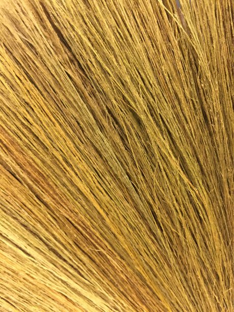 自然美景背景，用干草做的扫帚。图片下载