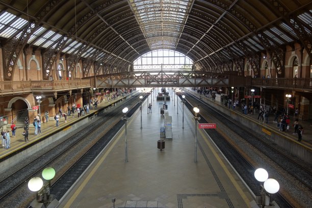 在圣保罗的卢茨车站内。铁路和地铁站的历史建筑图片下载
