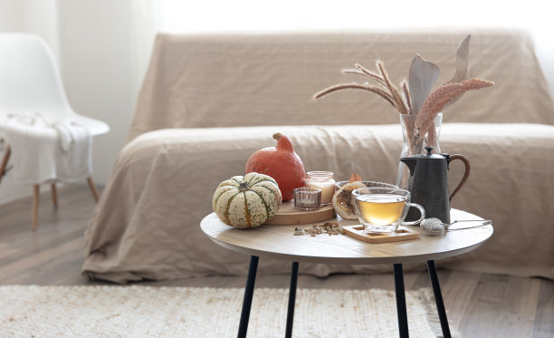 秋天的构图，茶和南瓜在房间的内部。图片下载