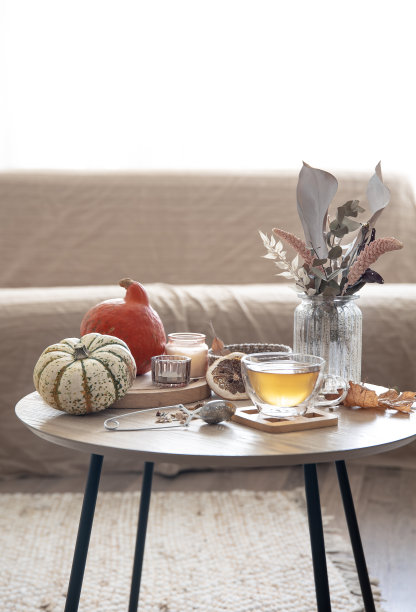 秋天的构图，茶和南瓜在房间的内部。图片下载