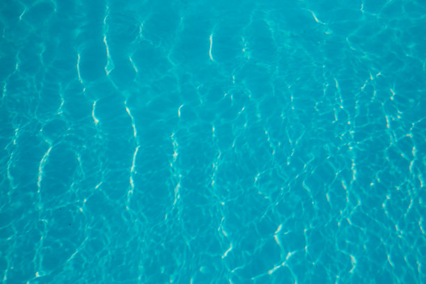 游泳池中闪闪发光的清凉的蓝色水的抽象背景图片下载