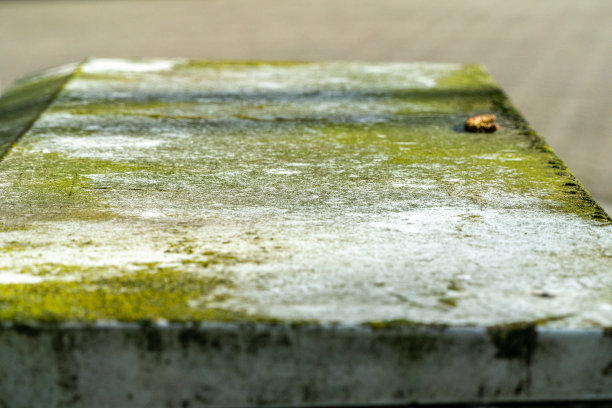 城市里生锈的旧金属盒子图片下载