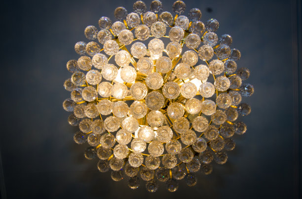 吊灯特写照片在一个灰色背景的餐厅图片下载