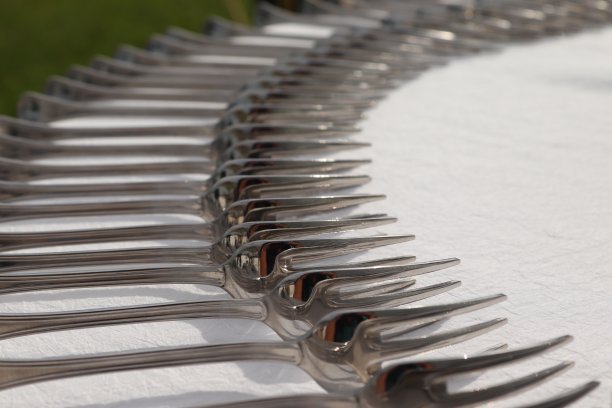 在假日里，在餐馆里，在夏天，餐具和叉子放在桌子上图片下载