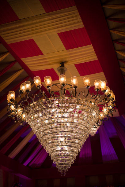 印度传统婚礼上的枝形吊灯和帐篷，是婚礼装饰的一部分。关闭低角度照片图片下载