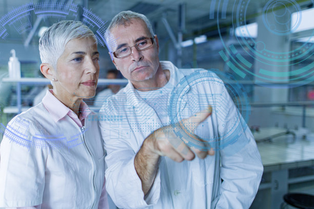 在实验室里从事未来遗传学研究的成熟化学家。图片下载