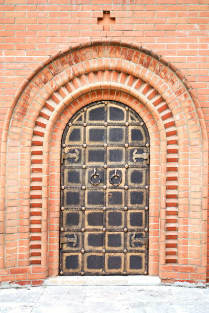 一座古老的俄罗斯风格教堂的门，用红砖砌成图片下载