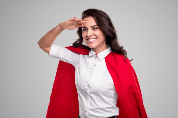 穿着超级英雄披风的微笑女人看向别处图片下载