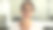一个年轻的，愉快的，微笑的女人看着相机的特写镜头图片下载