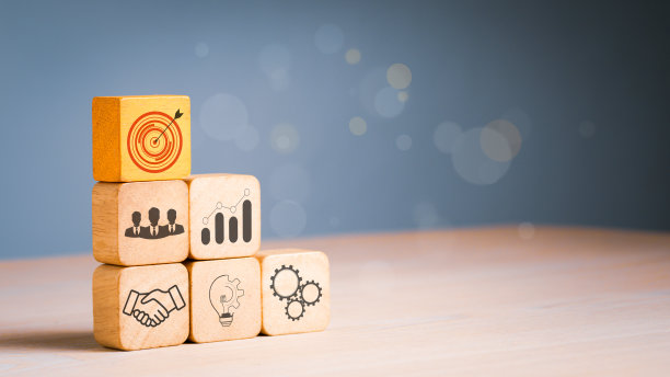 行动计划、目标与目标、成功与商业目标概念、项目管理、公司战略发展等堆叠在木块台阶上的图标图片下载