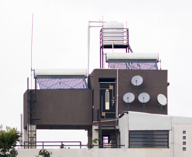 在平房的露台上安装PVC水箱和太阳能热水器板图片下载
