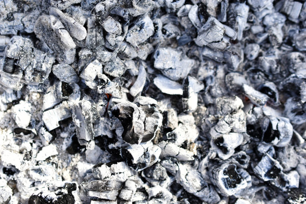 在火焰中燃烧的煤炭图片下载