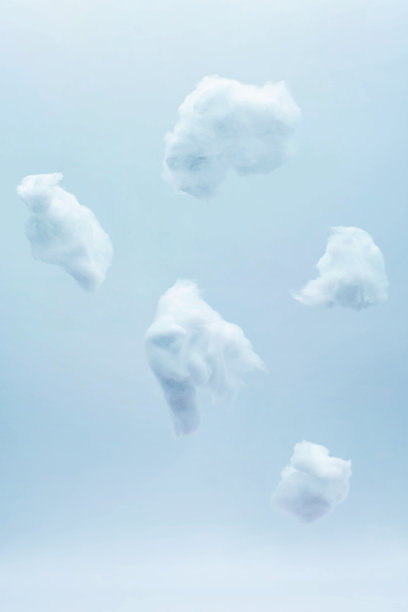 霓虹灯下的棉花云。抽象的时尚背景。图片下载