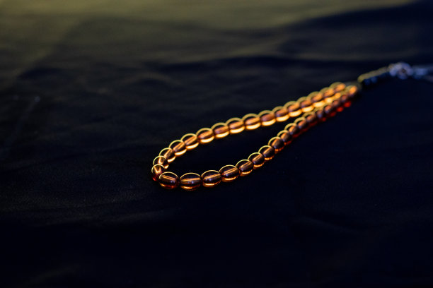 美丽琥珀念珠近图片下载