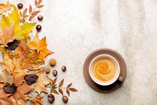 秋天的构图是用干树叶、栗子做成的。秋季热咖啡饮料，咖啡馆和酒吧的概念，俯视图。平铺，俯视图，复制空间。图片下载