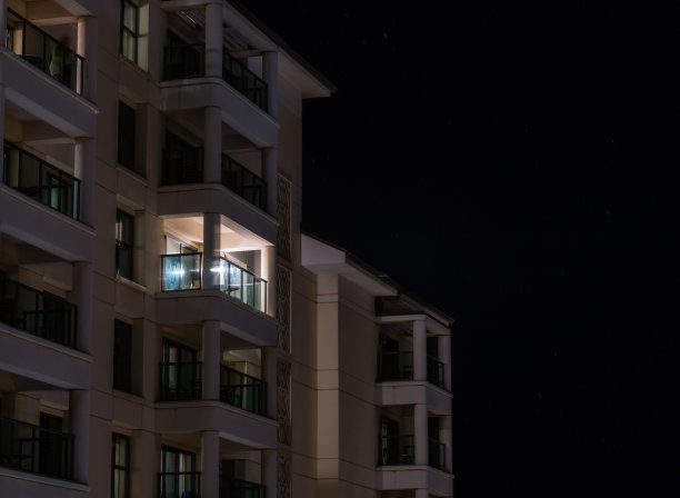 风景夜景西瓦胡岛在晚上，只有一个窗口灯，夏威夷图片下载