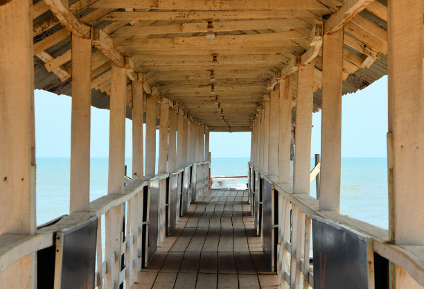 码头燕麦龙吉船码头-地平线上的大西洋，龙吉，Port Loko，塞拉利昂图片下载