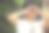 小女孩的手在白色背景上做一个心形图片下载