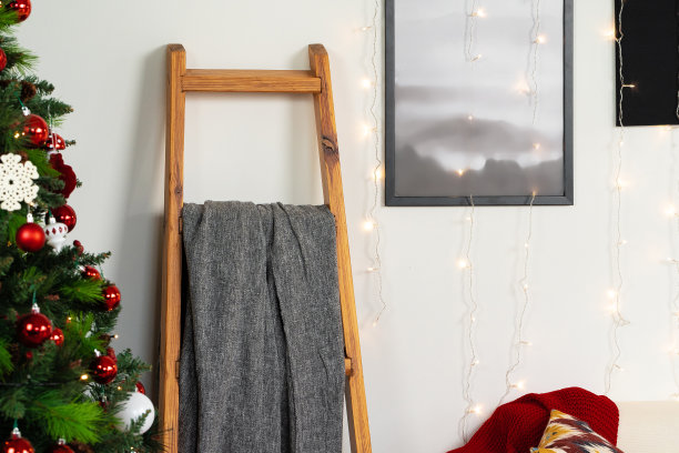 木梯靠近墙壁和圣诞树图片下载